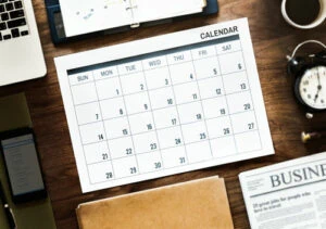 Calendário de escritório com organização mensal e agenda planejada.