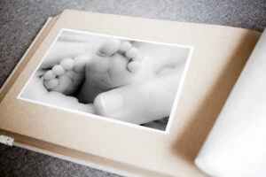 Impressão 3D de mãos e pé de bebê em branco e preto.