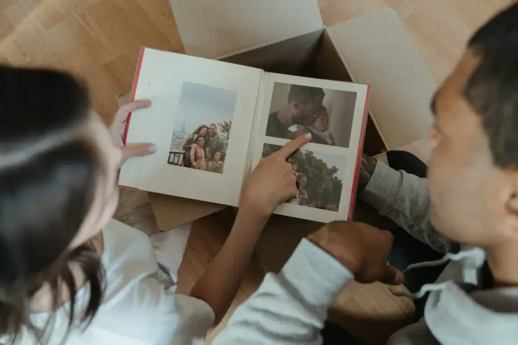 Áudio de fotos de família em álbum com álbum de fotos, mostrando momentos especiais e lembranças.