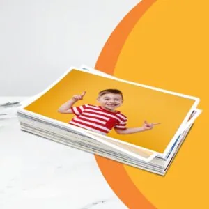 Caderno de fotos personalizado com uma criança feliz segurando fotos impressas, ideal para recordações e decoração de parede.