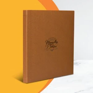 Livro personalizado Mandelly Felipe com capa marrom, ideal para presente e decoração de eventos.